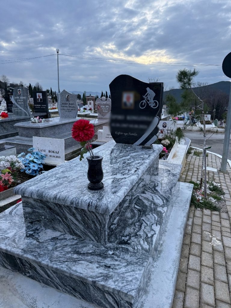 Pllakë varri graniti
pllaka varri graniti me gdhendje