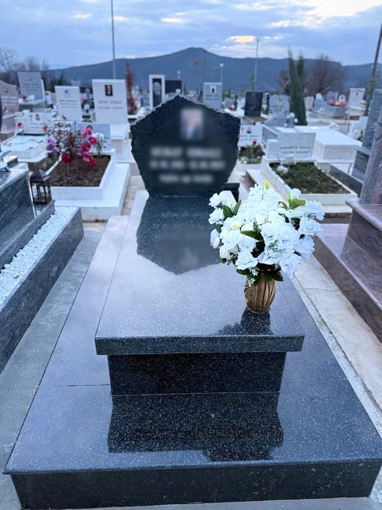 Monument varri familjar
monument varri familjar mermeri