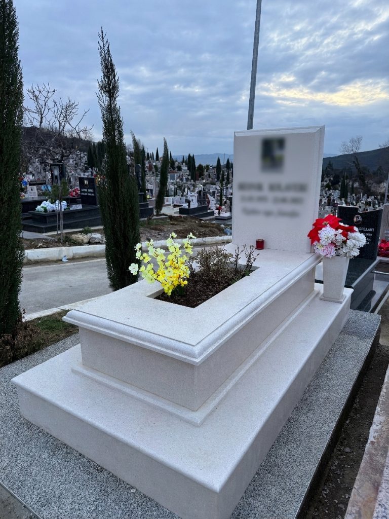 Monument përkujtimor varri
monument përkujtimor për varr graniti